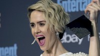 Ekspresi bahagia Sarah Paulson yang memenangi kategori Best Actress In A Movie Made for Television or Limited Series di California, AS pada akhir pekan lalu. Frazer Harrison/Getty Images/detikFoto.