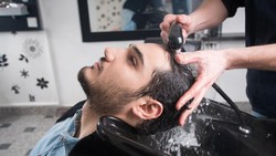 Kerontokan rambut hingga berujung kebotakan bisa dialami oleh beberapa orang. Masalah ini cukup umum dan banyak mitos keliru yang beredar di sekitarnya.