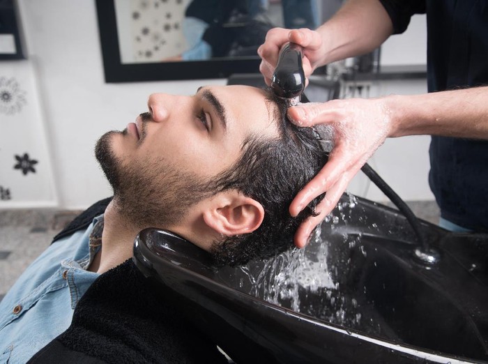 Pria Ini Mengaku Terkena Stroke Usai Rambutnya Dikeramas di Salon