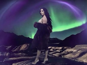 2 Bulan Pasca Perampokan, Kim Kardashian Kembali Pose Seksi di Kalender Love