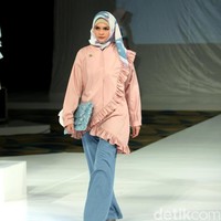 Koleksi Ria Miranda Mengangkat tema Ria Miranda Trend Show 2017 di The Hall Lt.8 Senayan City. Jakarta. [Foto: Mohammad Abduh/Wolipop]