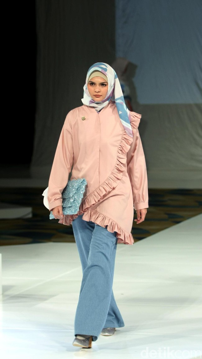 Koleksi Ria Miranda Mengangkat tema Ria Miranda Trend Show 2017 di The Hall Lt.8 Senayan City. Jakarta. [Foto: Mohammad Abduh/Wolipop]