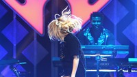 Mantan DJ Calvin Harris itu mampu membuat suasana menjadi lebih hidup. Tasos Katopodis/Getty Images for iHeart/detikFoto.