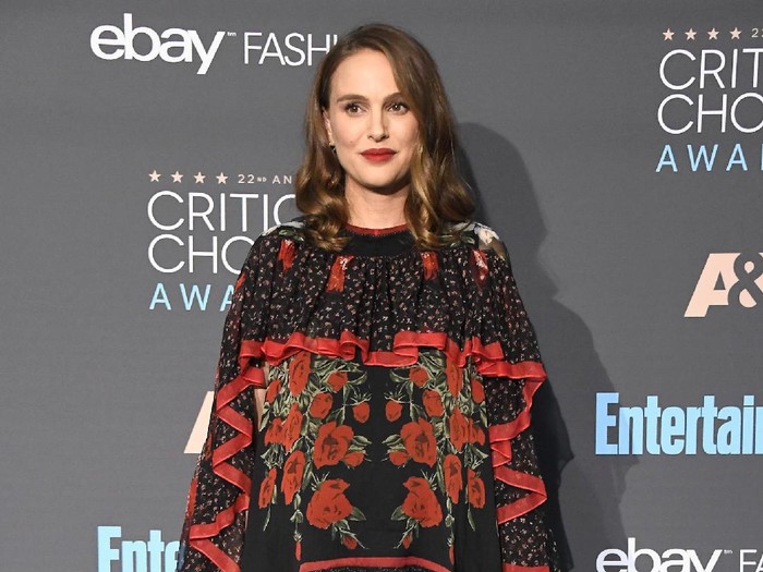 SANTA MONICA, CA - DECEMBER 11:  Actress Natalie Portman, winner of Best Actress for Jackie, poses in the press room during The 22nd Annual Critics Choice Awards at Barker Hangar on December 11, 2016 in Santa Monica, California.  (Photo by Frazer Harrison/Getty Images)