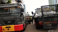Pantauan detikcom di lokasi di Jalan Gajah Mada, Jakarta Pusat, Selasa (13/12/2016) pukul 08.30 WIB, terdapat unit barracuda dan kendaraan taktis lain untuk mendukung pengamanan.