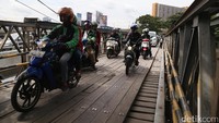 Sebagian kendaraan melintas di atas jembatan sementara.