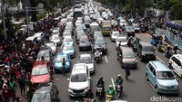 Jalan Merdeka Timur macet parah karena ada antrean pembelian tiket di depan Makostrad, Selasa (13/12/2016).
