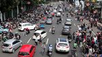 Warga Antre Tiket, Jalan Merdeka Timur Macet