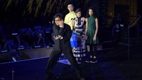 Seperti aktor laga Jackie Chan yang unjuk kemampuan bela dirinya. Mike Coppola/Getty Images/detikFoto.