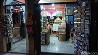 Kalau untuk oleh-oleh, cukup carikan pernak-pernik yang berbau Thailand, yang bisa dicari di toko seperti ini. Mulai dari gantungan kunci hingga kartu pos pun ada. Harga gantungan kunci di sini mulai dari 39 bath (setara Rp 19 ribu) (Pasti/detikTravel)