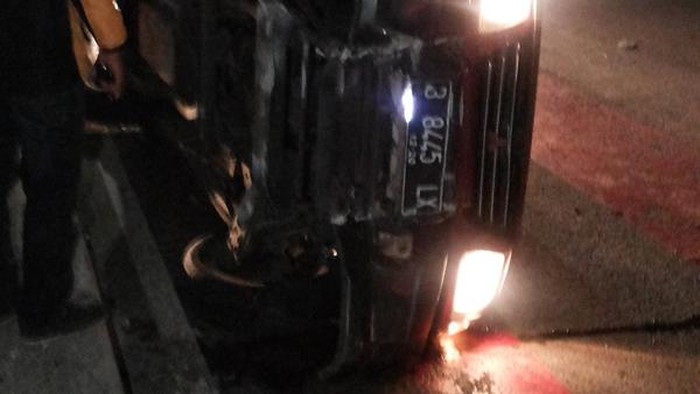 Tabrak Pembatas Jalan di Flyover Kuningan, Mobil Outlander Ini Ringsek