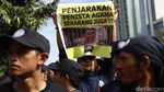 Pendukung dan Penolak Ahok Lakukan Aksi