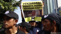 Seperti diketahui Ahok hari ini menjalani sidang perdana kasus penistaan agama.