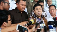 Novanto mengatakan, sebagai rakyat Indonesia, pihaknya akan mematuhi jika ada panggilan dari KPK. Dia mengaku kedatangannya ke KPK akibatnya membatalkan rapat Paripurna yang diagendakan hari ini di DPR RI.