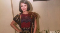 Ibu satu anak itu tampil dengan dres batik. Pool/Gus Mun/detikFoto.