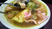 Selain sate, ada soto Padang yang patut dicicip. Isiannya lengkap seperti daging sapi, suun, perkedel kentang, dan kerupuk merah.