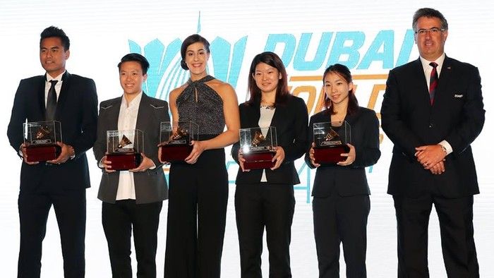 Debby Kenakan Mini Dress, Tontowi Rapi Berdasi