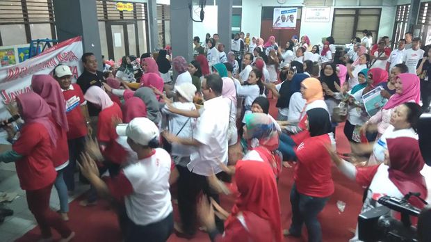 Hendak Pulang Kampanye, Anies Diajak Joget oleh Ibu-ibu di Rusun