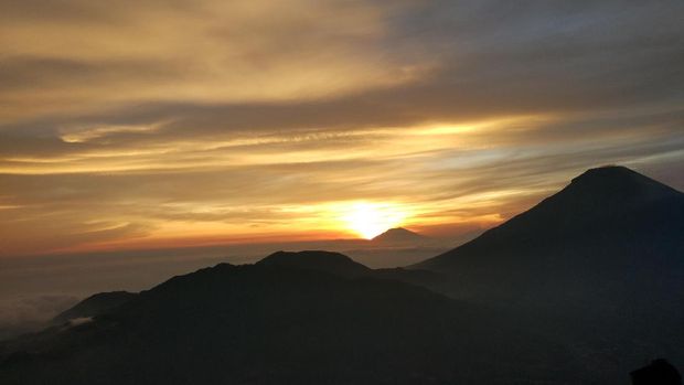 Golden Sunrise yang Terlalu Indah untuk Dilewatkan