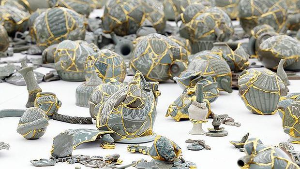 Seniman Korea Tambal Pecahan Keramik dengan Emas 24 Karat 