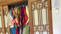 Ketika berkunjung ke Seoul pada Senin kemarin (12/12/2016) detikTravel berkesempatan melihat bagaimana cara pemakaian hanbok dan sedikit penjelasan soal warna-warni hanbok di Moon Guest House (Hafiz/detikTravel)