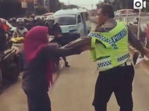 Wanita Pengemudi Xenia Ngamuk-ngamuk ke Polisi di Tengah Jalan