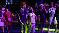 Rombongan remaja terlihat asik berjoget di salah satu stage. Pool/Asep Syaifullah/detikFoto.
