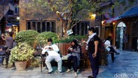 Kita bisa menikmati jajanan yang sudah dibeli di bangku taman-taman kecil yang sudah disediakan Palio Piazza. Banyak sudut pertokoan ini yang dihiasi taman-taman yang asri (Pasti/detikTravel)