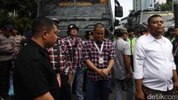 Meski memiliki tujuan yang berbeda, para massa ini tetap melakukan aksi dengan tertib.