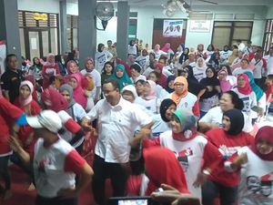 Hendak Pulang Kampanye, Anies Diajak Joget oleh Ibu-ibu di Rusun