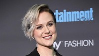 Evan Rachel tampil berbeda saat memenangi Best Actress In A Drama lewat film series Westworld. Frazer Harrison/Getty Images/detikFoto.