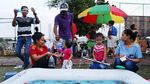 Keceriaan Anak-anak di Bantaran Kanal Barat
