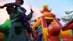 Keceriaan Anak-anak di Bantaran Kanal Barat