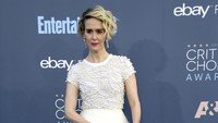 Sarah Paulson memilih tampil dengan dress putih dengan aksen mutiara. Frazer Harrison/Getty Images/detikFoto.