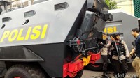 Polisi bersenjata laras panjang juga disiagakan.