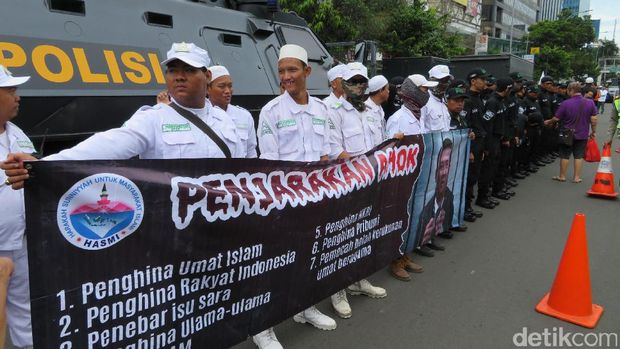Sejumlah massa menggelar aksi