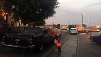 Mobil-mobil dari era tahun 1950-an ini bisa disewa oleh traveler. Harga sewanya berkisar 40-50 Peso Kuba atau setara dengan Rp 500 ribu per jamnya. Rutenya bebas, terserah dengan keinginan si penyewa (Triono/detikTravel)