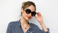Aktris berusia 23 tahun itu melengkapi penampilannya dengan kacamata hitam dan pulasan lipstik merah. Pool/Palevi S/detikFoto.a