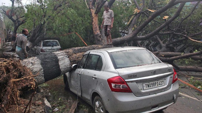 Topan Vardah Tewaskan 10 Orang di India