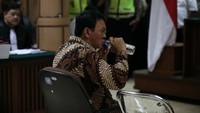 Ahok minum di sela-sela pembacaan nota keberatan. Safir Makki/CNN Indonesia/detikcom.