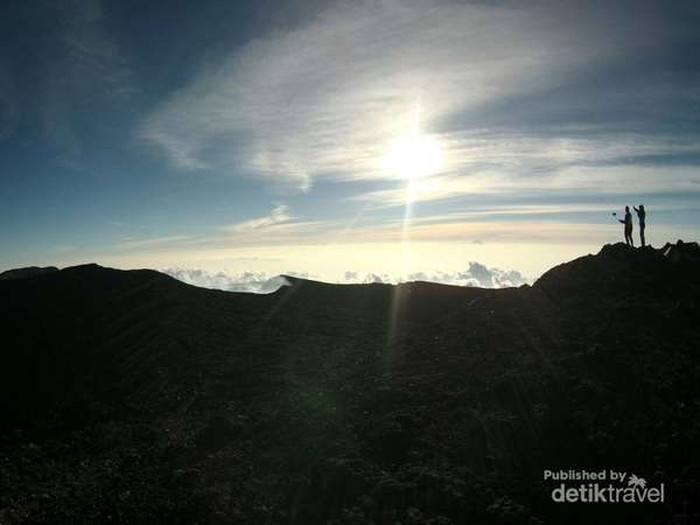 Pendaki Asal Tegal Dikabarkan Tersambar Petir di Gunung Slamet