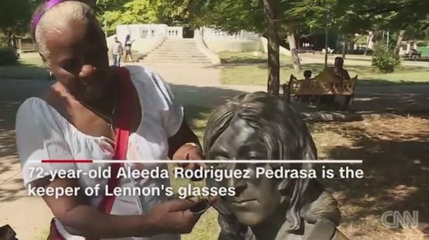 Inikah Pekerjaan Paling Aneh di Dunia? Penjaga Kacamata Patung John Lennon