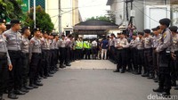 Di sudut lain, ratusan polisi tampak bersiaga di depan gedung. Mereka berbaris berbaris mengawal pintu masuk menuju gedung.