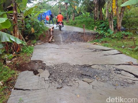Retakan Tanah di Trenggalek Makin Parah, Enam Rumah Dibongkar