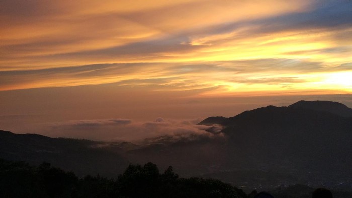 Golden Sunrise yang Terlalu Indah untuk Dilewatkan