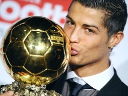Ronaldo lebih dulu berkesempatan mengecup Ballon dOr ketimbang Messi, pada edisi 2008. Di Foto: AFP/FRANCK FIFE