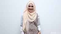 Senyum manis ibu satu anak itu saat berpose di depan kamera. Pool/Palevi S/detikFoto.