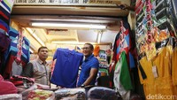 Sandiaga memberi kaos di salah satu kios.
