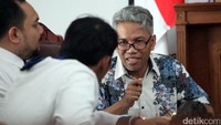 Buni Yani berbincang dengan penasehat hukumnya.