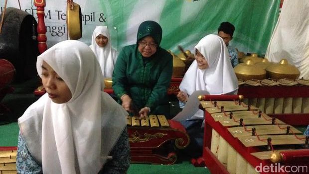 Wali Kota Risma Lihai Memainkan Gamelan Bareng Siswa SMK